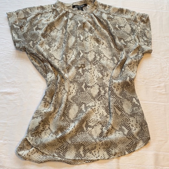 Belle Vere taupe/ivory patterned blouse. Short sleeve, 4 button down blouse. Med - Picture 1 of 4